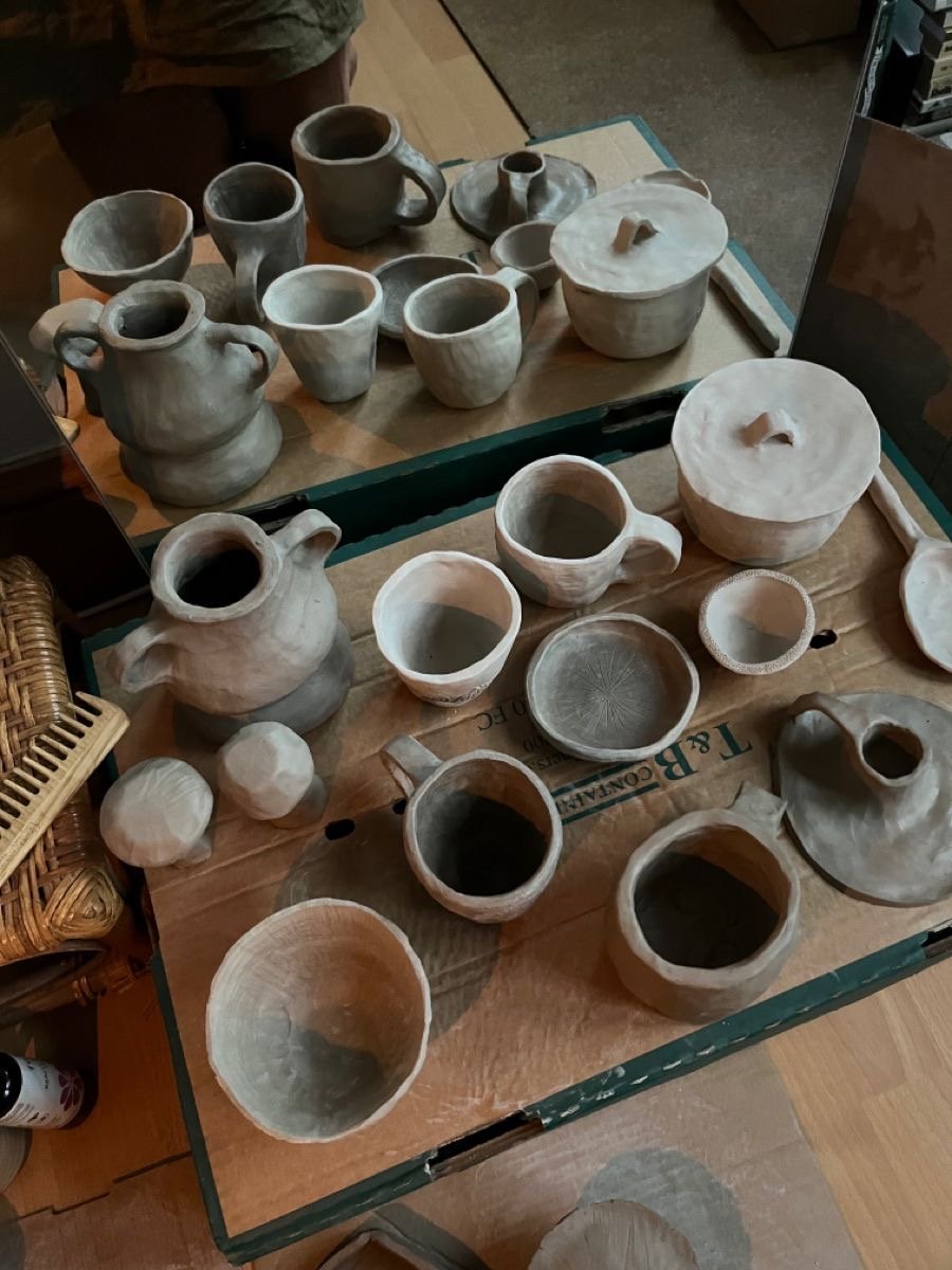 Diversidade de peças secando